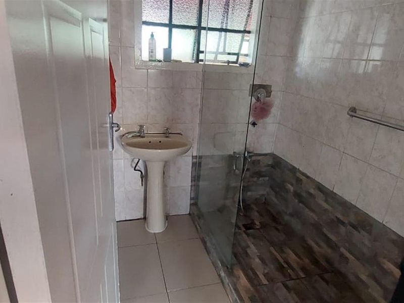 Spacious 4‐Bedroom Family Home with Open‐Plan Living - Photo 9