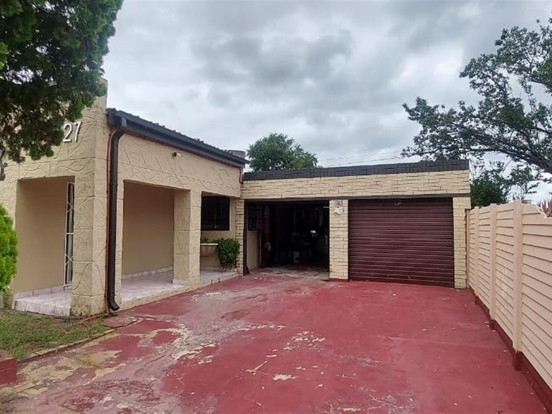 Spacious 4‐Bedroom Family Home with Open‐Plan Living - Photo 10