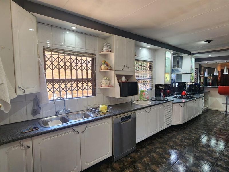 Modern Gem with Private Dam Access | Dalpark Extension 1 - Photo 10