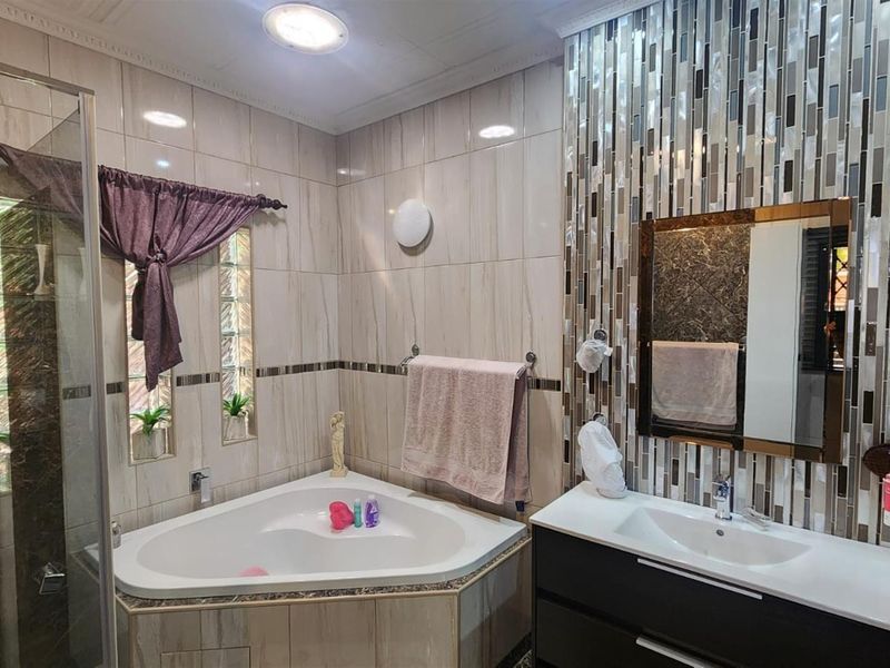 Modern Gem with Private Dam Access | Dalpark Extension 1 - Photo 5