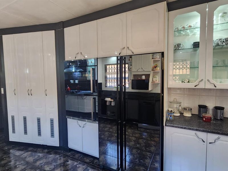 Modern Gem with Private Dam Access | Dalpark Extension 1 - Photo 6