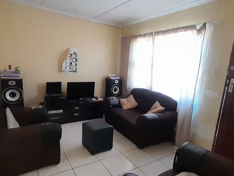 House For Sale in Port Elizabeth, Eastern Cape - Photo 2