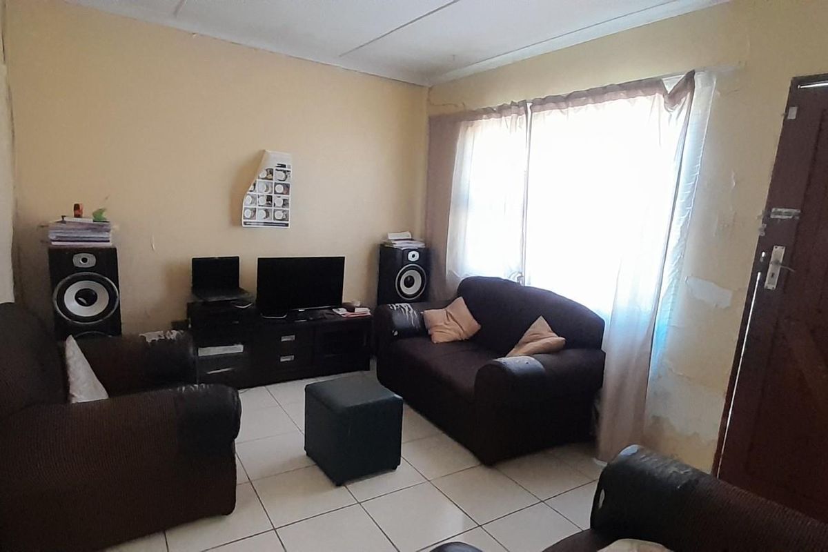 House For Sale in Port Elizabeth, Eastern Cape - Photo 2