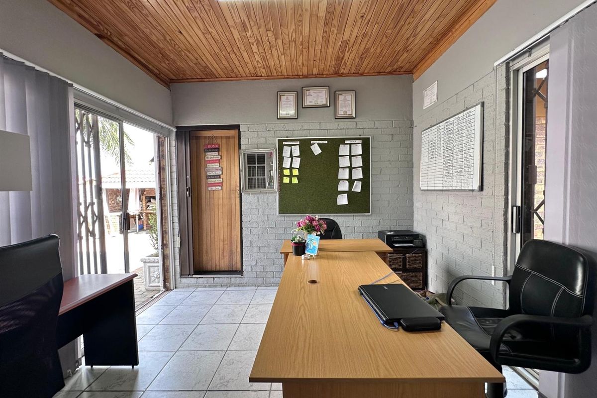 Townhouse For Sale in Huttenheights, Newcastle, KwaZulu Natal - Photo 3