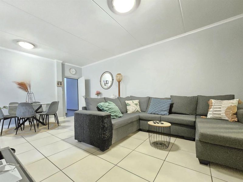 Pet Friendly Ground Floor Apartment For Sale in Malakite, Greenstone Hill - Photo 3