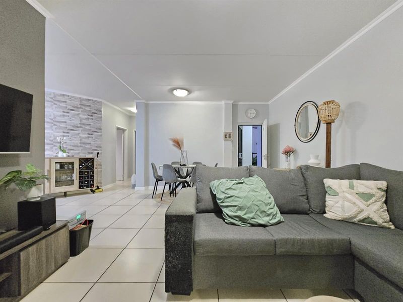 Pet Friendly Ground Floor Apartment For Sale in Malakite, Greenstone Hill - Photo 4