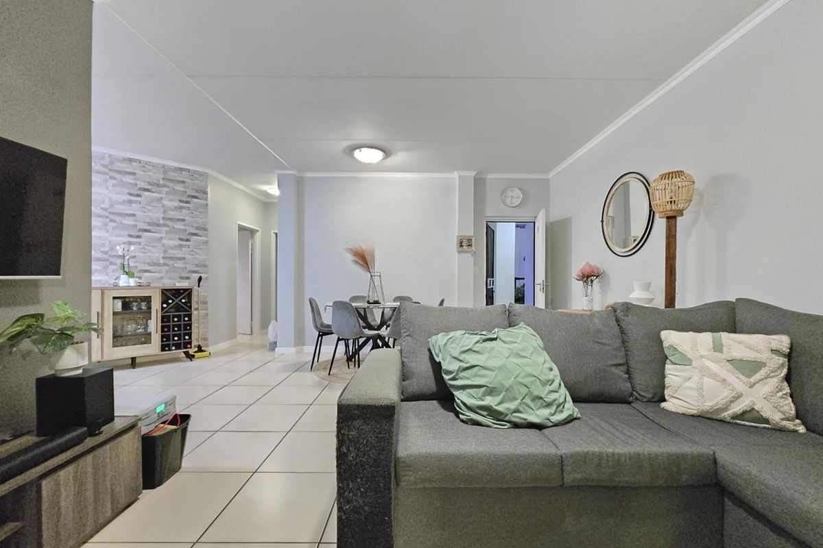 Pet Friendly Ground Floor Apartment For Sale in Malakite, Greenstone Hill - Photo 4