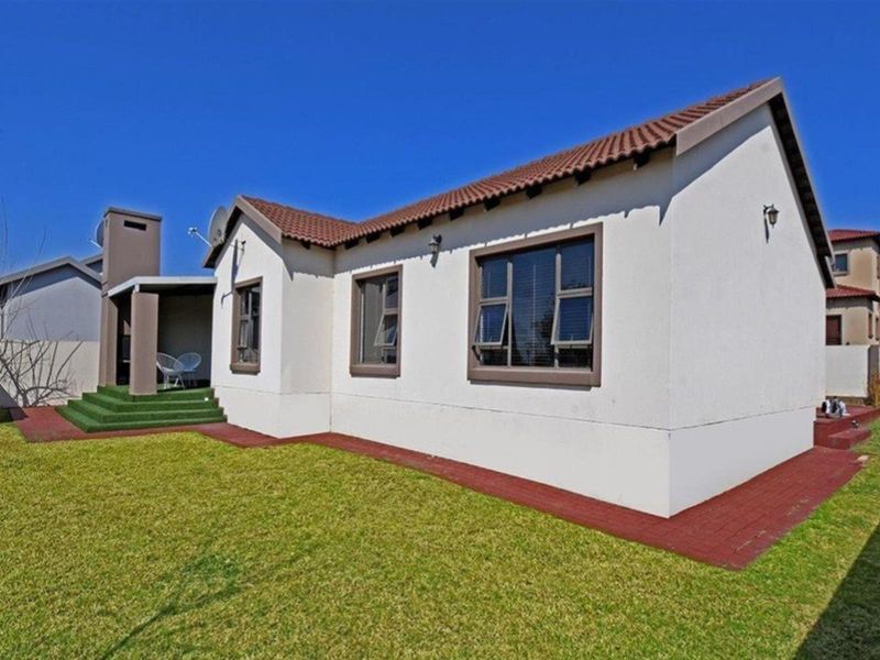 Heavenly 3-Bedroom Home in the Heart of Thatchfield! - Photo 4