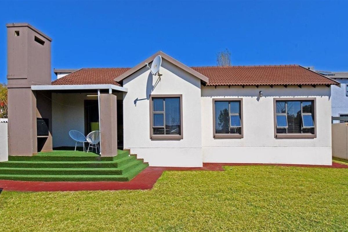 Heavenly 3-Bedroom Home in the Heart of Thatchfield! - Photo 5