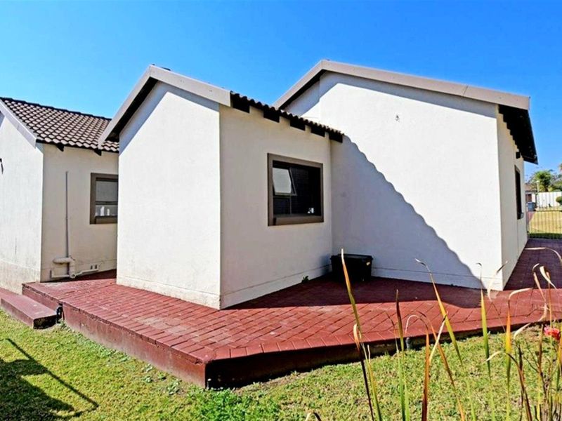 Heavenly 3-Bedroom Home in the Heart of Thatchfield! - Photo 6