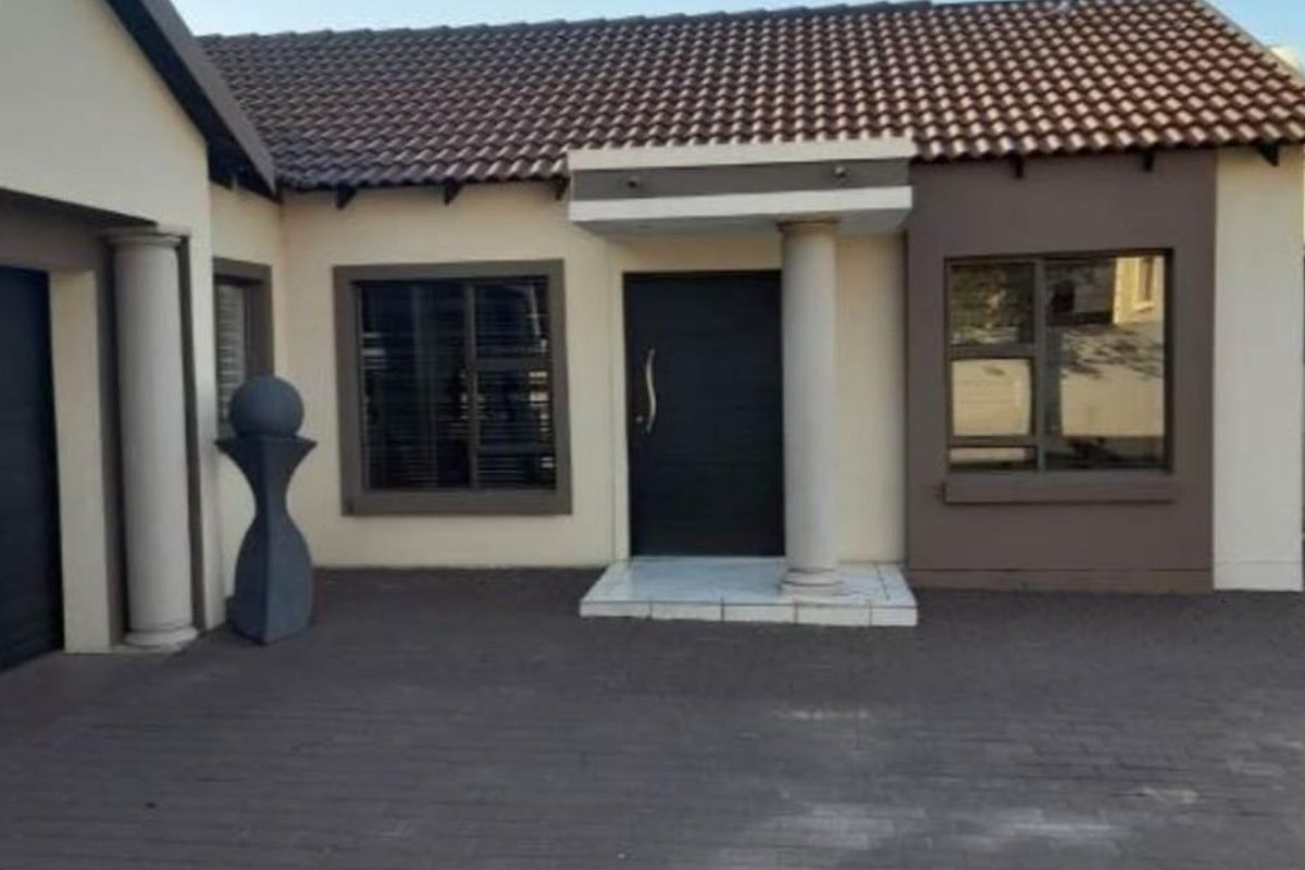 Heavenly 3-Bedroom Home in the Heart of Thatchfield! - Photo 2