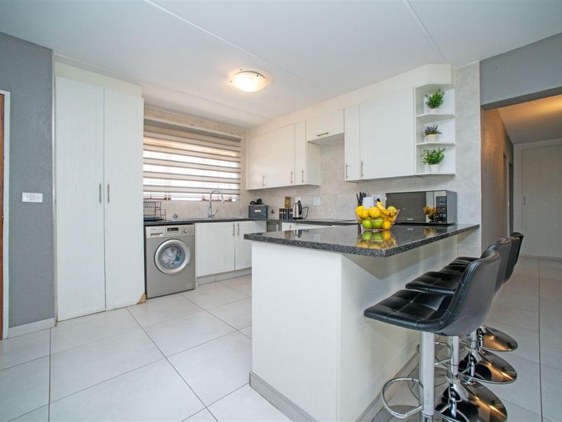 Modern 3-Bedroom Family Home in Secure Bedfordview Complex - Photo 6