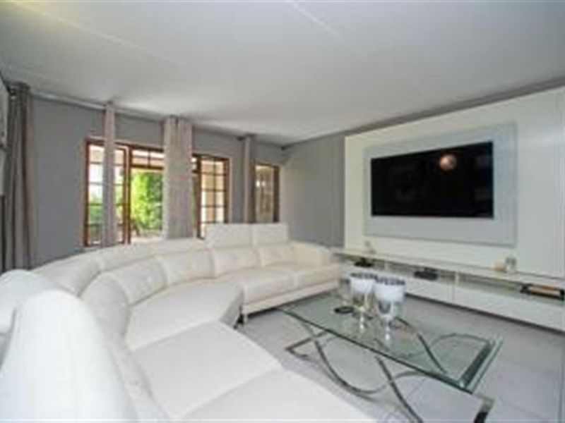 Modern 3-Bedroom Family Home in Secure Bedfordview Complex - Photo 2