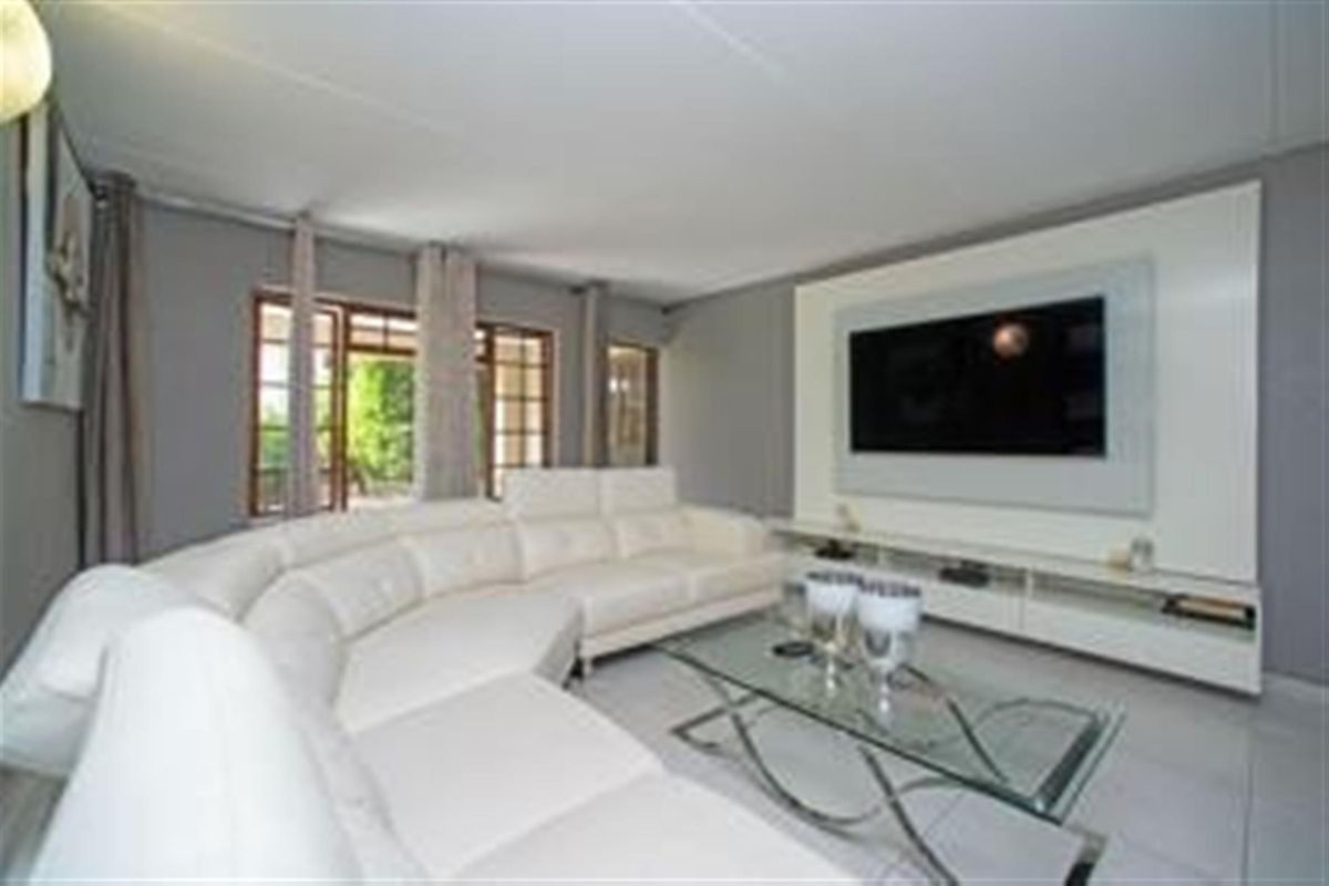 Modern 3-Bedroom Family Home in Secure Bedfordview Complex - Photo 2