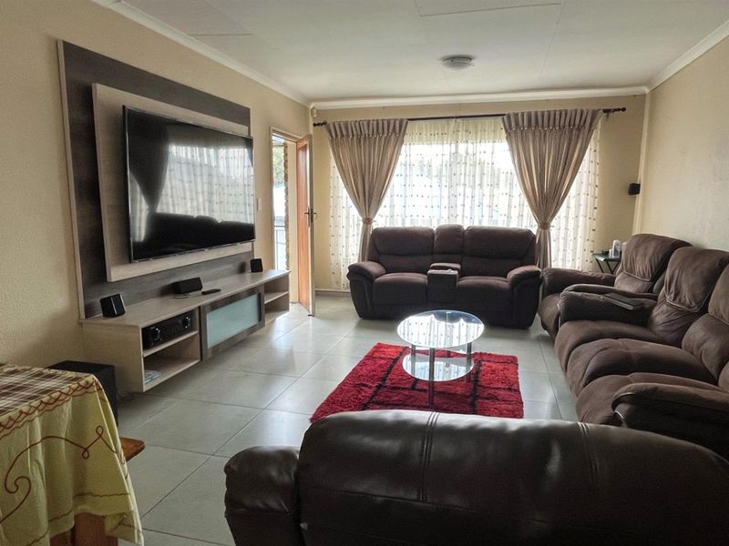 Spacious 3 Bedroom Apartment with Solar For Sale in New Redruth! - Photo 7