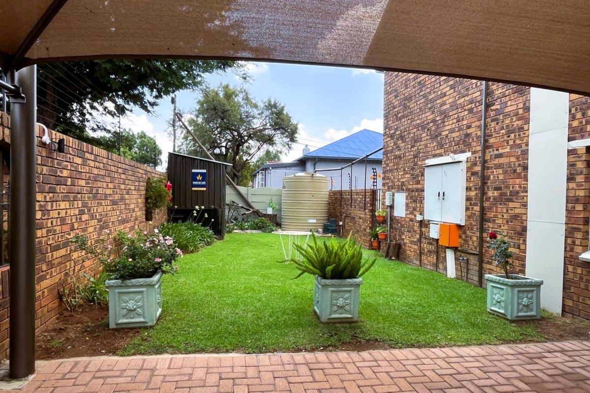 Spacious 3 Bedroom Apartment with Solar For Sale in New Redruth! - Photo 3