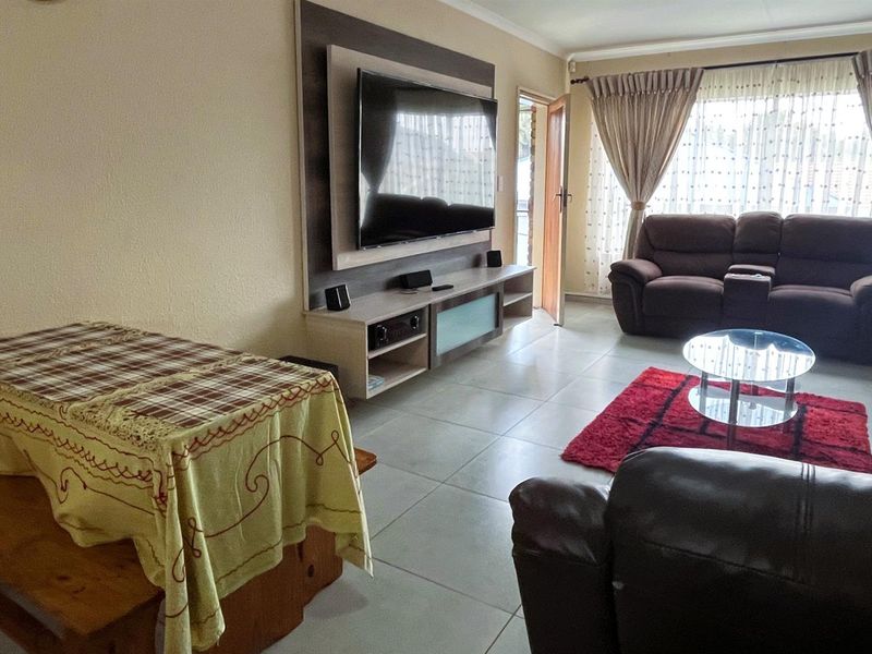 Spacious 3 Bedroom Apartment with Solar For Sale in New Redruth! - Photo 8