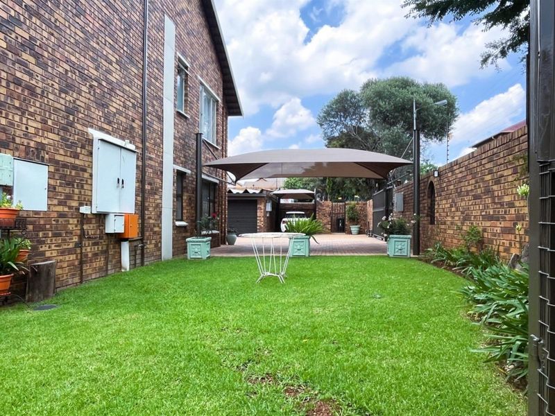 Spacious 3 Bedroom Apartment with Solar For Sale in New Redruth! - Photo 2