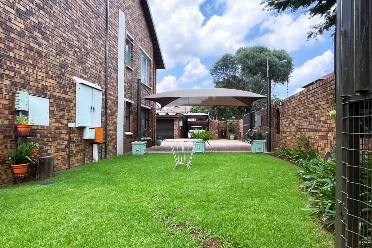 Spacious 3 Bedroom Apartment with Solar For Sale in New Redruth! - Photo 2