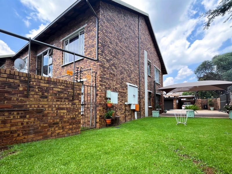 Spacious 3 Bedroom Apartment with Solar For Sale in New Redruth! - Photo 1