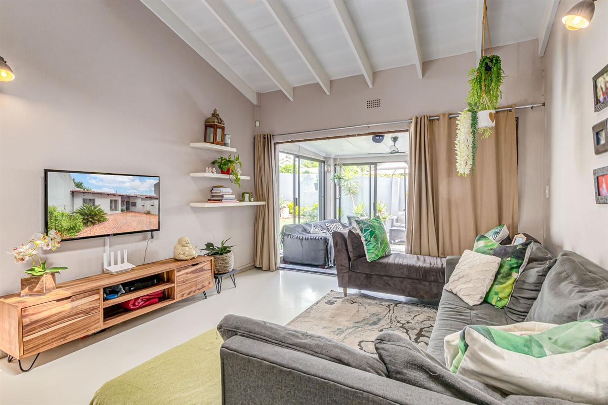 Modern and Charming Semi-Detached 3-Bedroom Townhouse with Exceptional Privacy - Photo 2