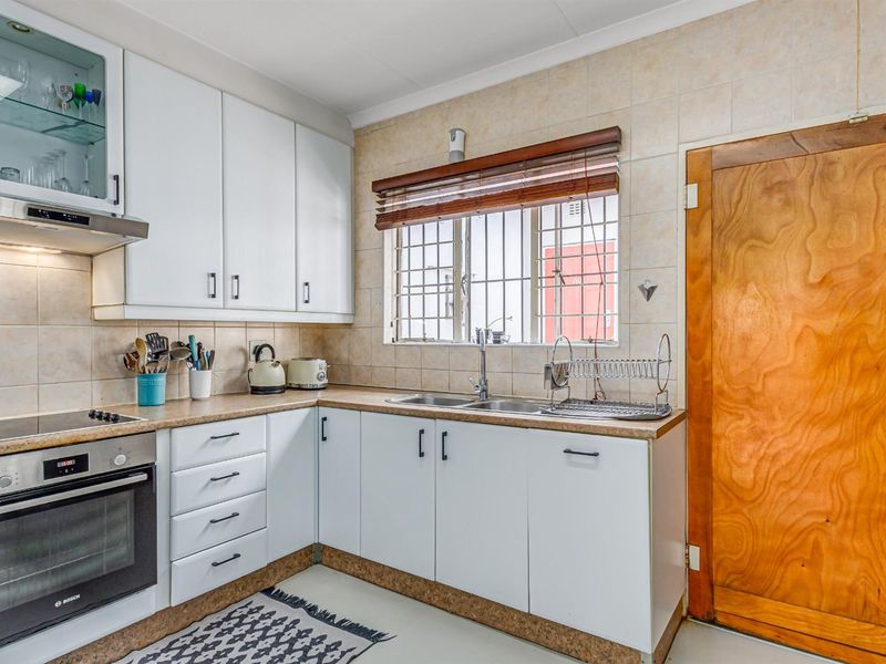 Modern and Charming Semi-Detached 3-Bedroom Townhouse with Exceptional Privacy - Photo 10