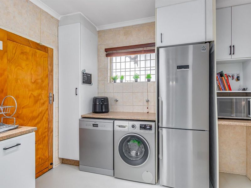 Modern and Charming Semi-Detached 3-Bedroom Townhouse with Exceptional Privacy - Photo 9