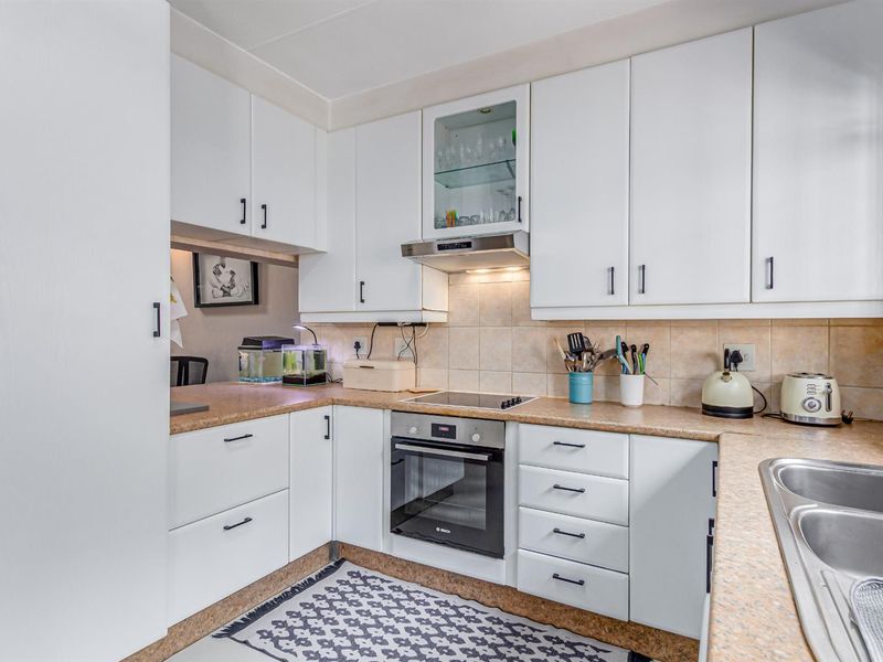 Modern and Charming Semi-Detached 3-Bedroom Townhouse with Exceptional Privacy - Photo 7