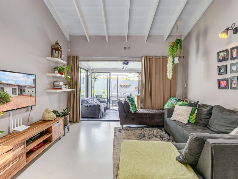 Modern and Charming Semi-Detached 3-Bedroom Townhouse with Exceptional Privacy - Photo 3