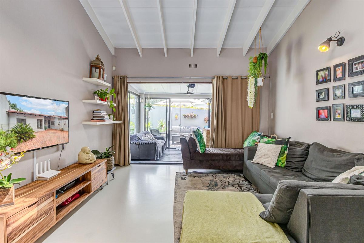 Modern and Charming Semi-Detached 3-Bedroom Townhouse with Exceptional Privacy - Photo 3