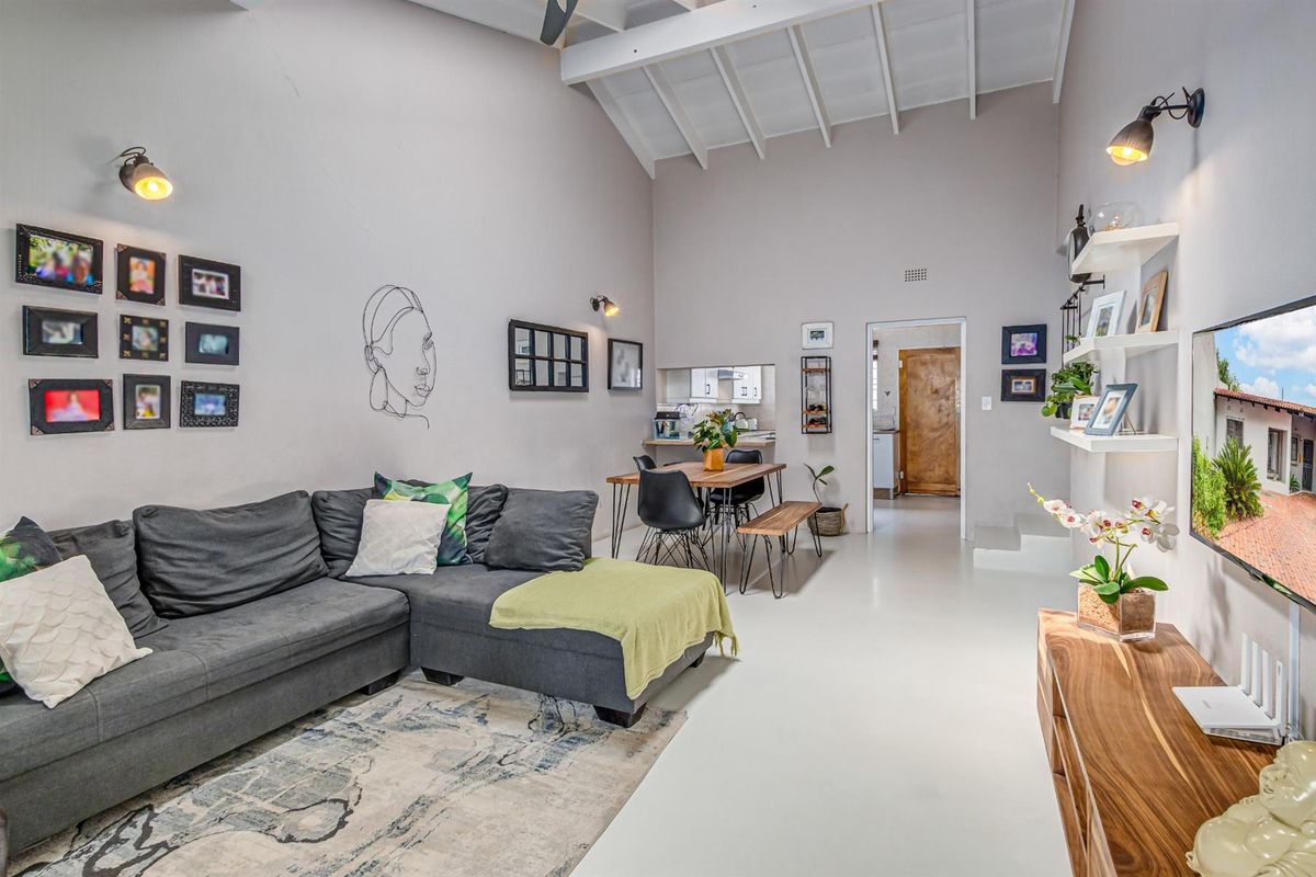 Modern and Charming Semi-Detached 3-Bedroom Townhouse with Exceptional Privacy - Photo 4