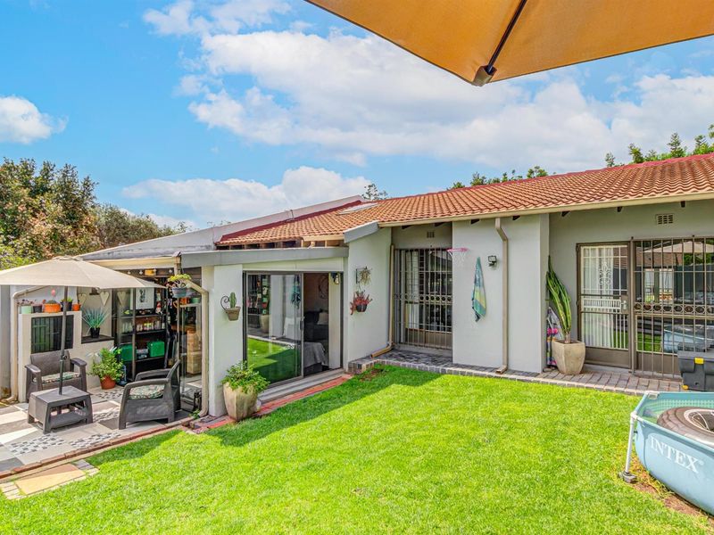 Modern and Charming Semi-Detached 3-Bedroom Townhouse with Exceptional Privacy - Photo 1