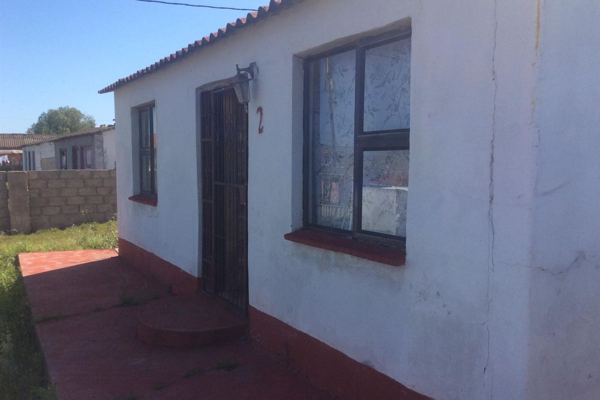 HOUSE FOR SALE IN KWANOBUHLE - Photo 3