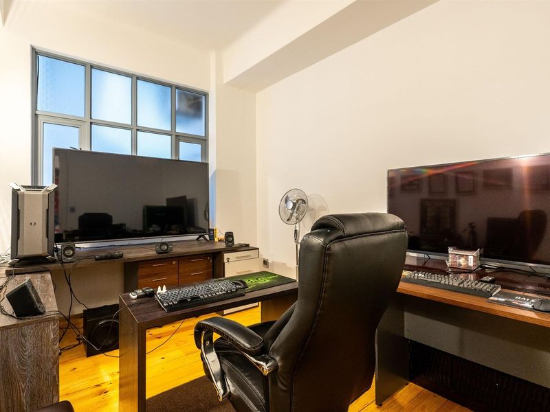 Spacious Urban Loft - Fully Furnished & Airbnb-Ready - Photo 9