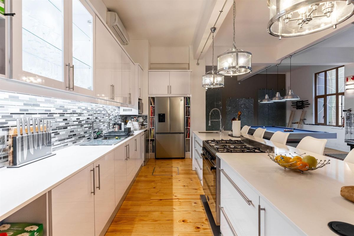 Spacious Urban Loft - Fully Furnished & Airbnb-Ready - Photo 3