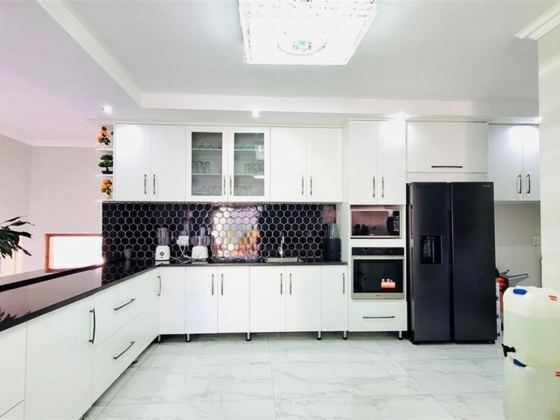 5 Bedroom House in Elawini Estate - Photo 4