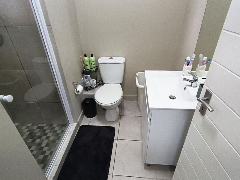 Ground Floor Apartment - Oakglen - Neat and Secure - Photo 3