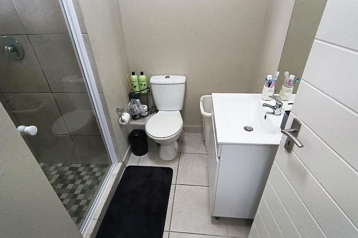 Ground Floor Apartment - Oakglen - Neat and Secure - Photo 3