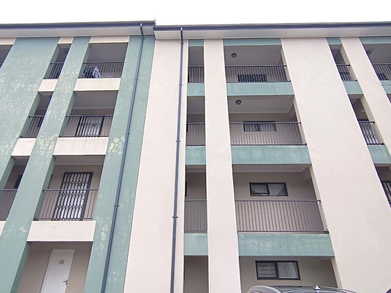 Ground Floor Apartment - Oakglen - Neat and Secure - Photo 2