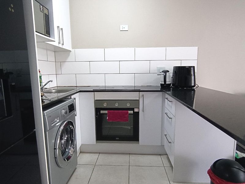 Ground Floor Apartment - Oakglen - Neat and Secure - Photo 4