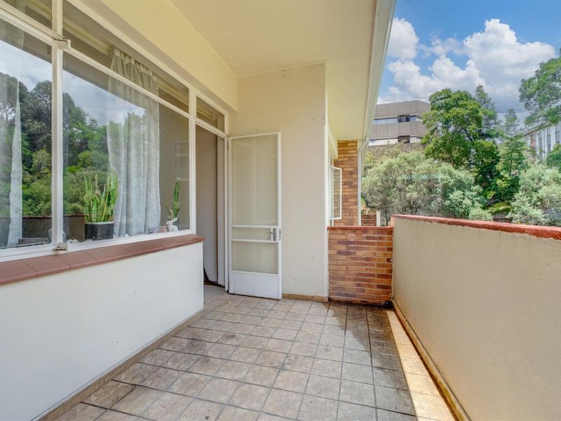 2 Bedroom Apartment in Parktown - Photo 10