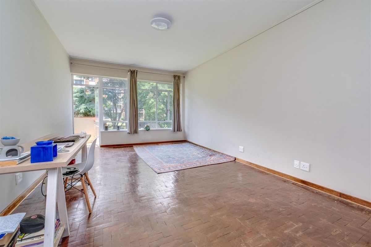 2 Bedroom Apartment in Parktown - Photo 2