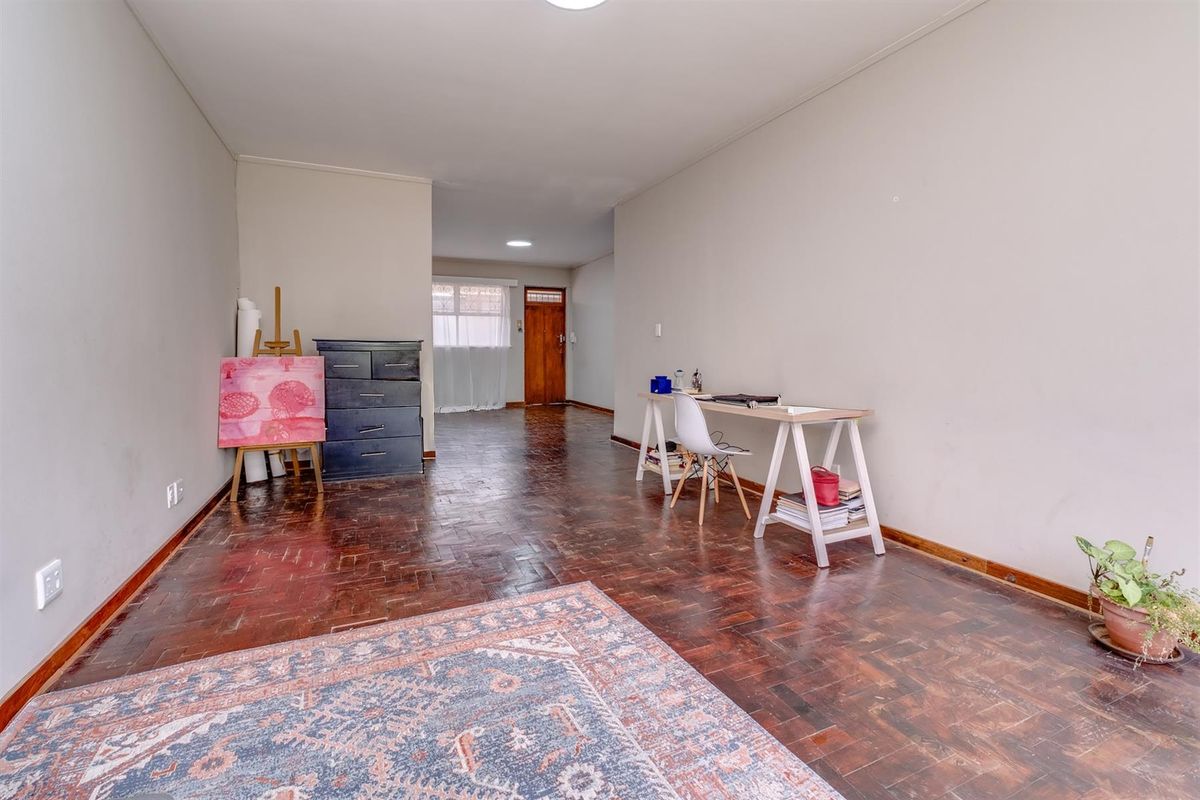 2 Bedroom Apartment in Parktown - Photo 4