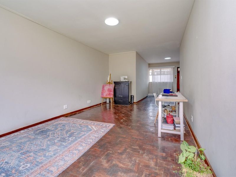 2 Bedroom Apartment in Parktown - Photo 3