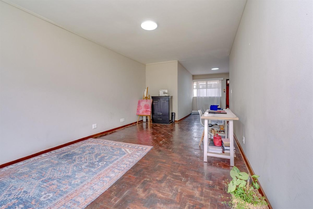 2 Bedroom Apartment in Parktown - Photo 3