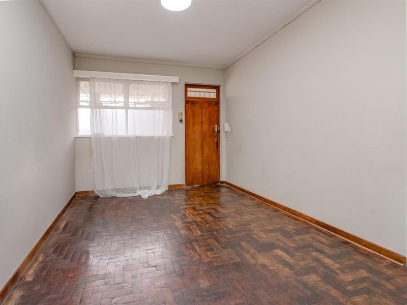 2 Bedroom Apartment in Parktown - Photo 5