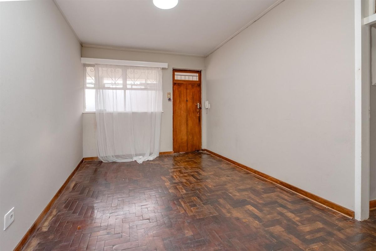 2 Bedroom Apartment in Parktown - Photo 5