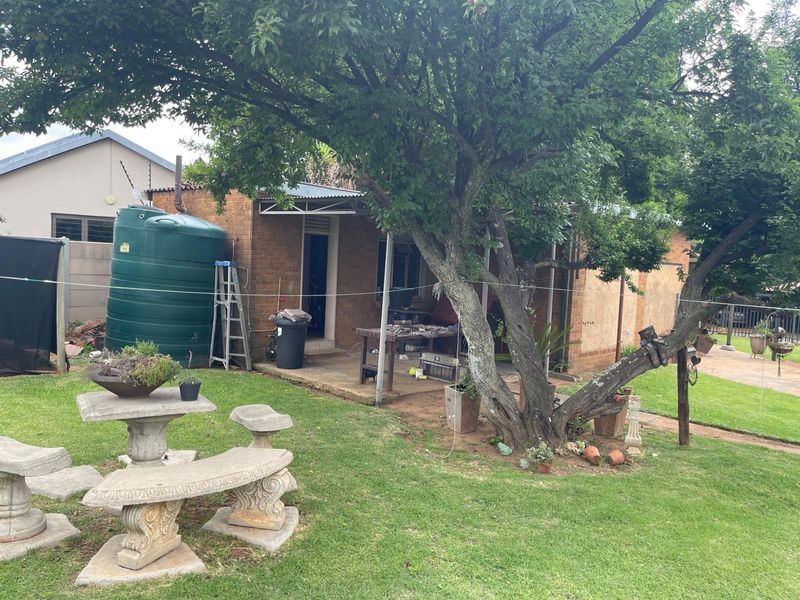 Charming Property Up for Grabs!!! - Photo 5