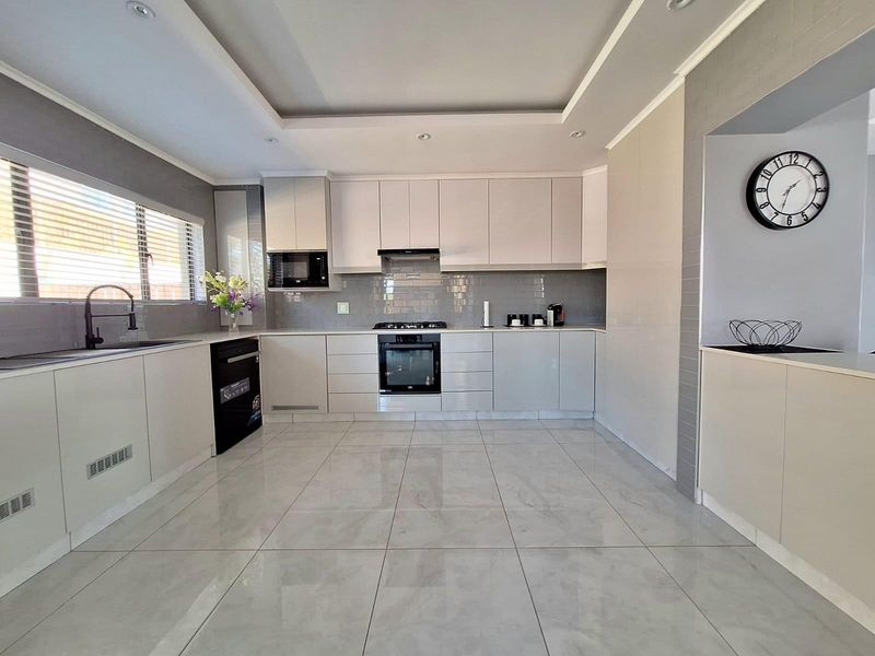 Modern Three-Bedroom Home For Sale in Izinga Ridge, Umhlanga KwaZulu Natal - Photo 4