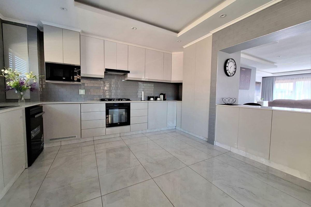 Modern Three-Bedroom Home For Sale in Izinga Ridge, Umhlanga KwaZulu Natal - Photo 5